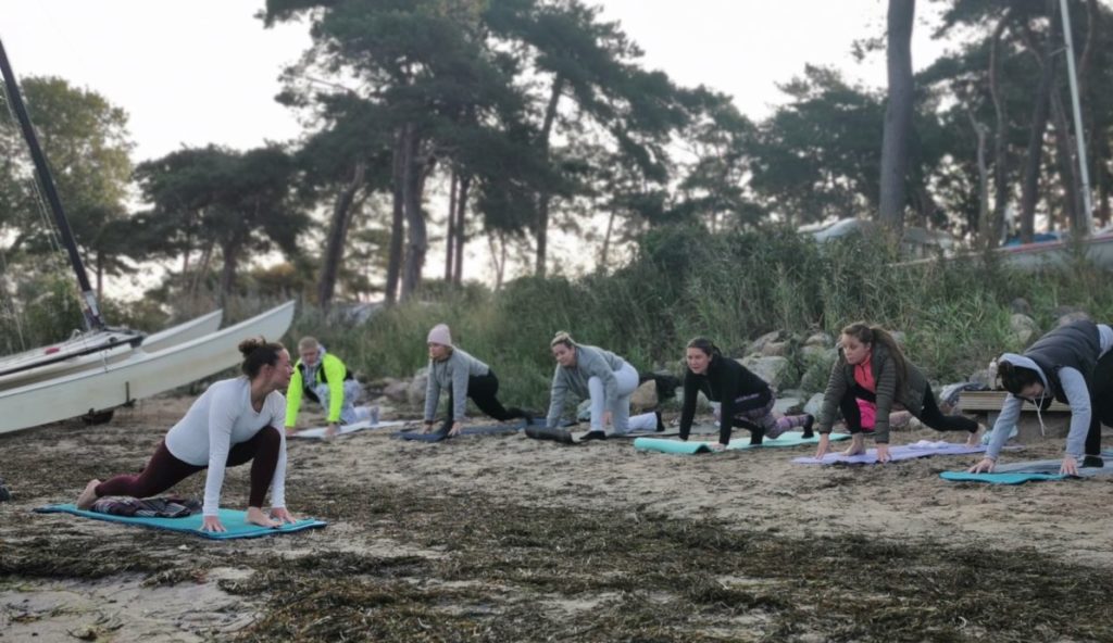 SUP Retreat Yoga Session am Morgen